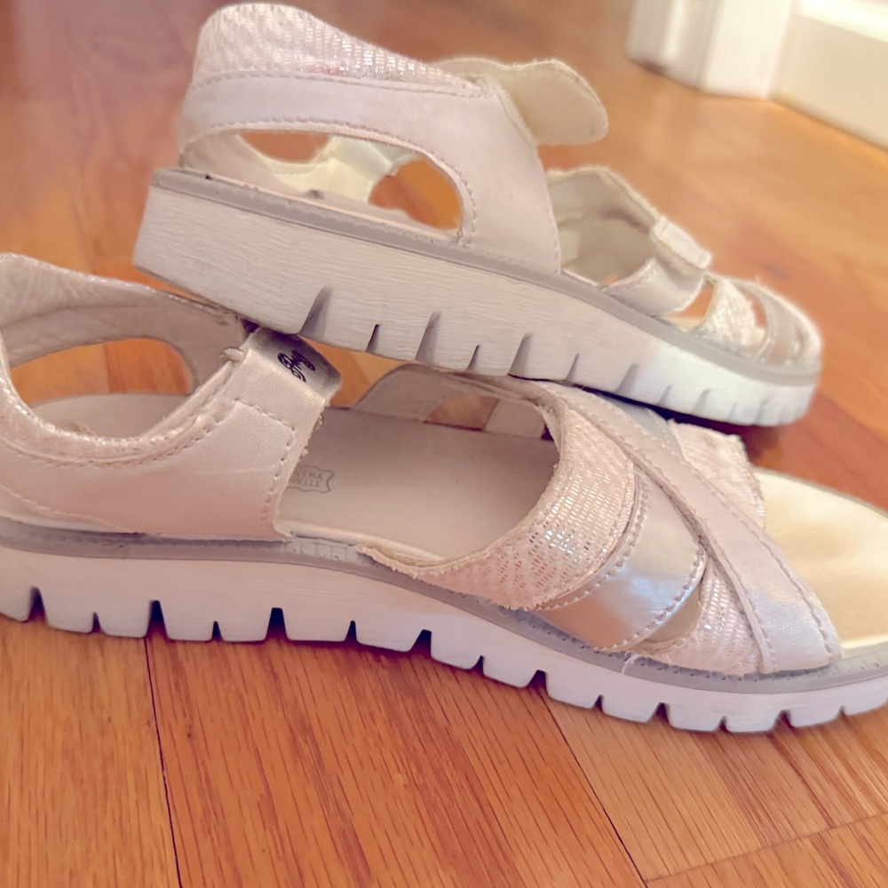 White leather girl’s sandals